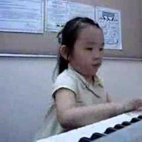 Bambina al pianoforte video