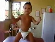 Bambino che balla Waka Waka video